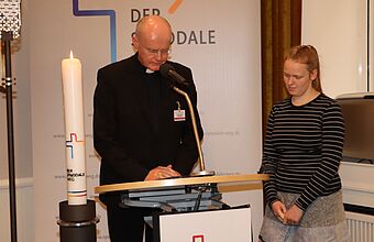 Bischof Dr. Franz-Josef Overbeck und Finja Miriam Weber