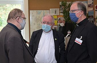 Bischof Ackermann (rechts) im Gespräch mit den Teilnehmer der Regionenkonferenz in Ludwigshafen